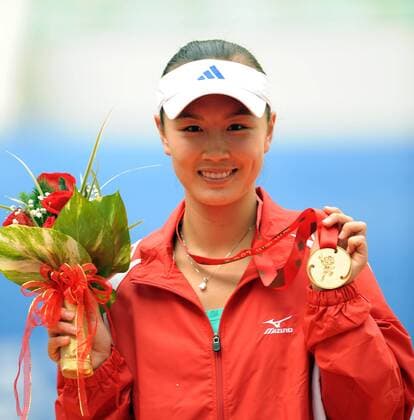 Peng Shuai from Tianjin shows her gold medal during the awarding ceremony for the women s singles final of tennis against Han Xinyun from Zhejiang at the 11th Chinese National Games in Jinan, capital of east China s Shandong Province, Oct. 27, 2009. Peng won the match 2-0 and claimed the title of the event.  o00 Sieg,