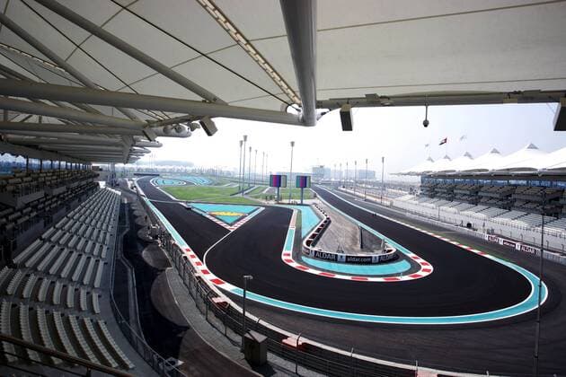 View from the North Grandstand at Turn 6 - Abu Dhabi Grand Prix, Yas Marina Circuit.  - ZUMAso4 o0 Tribüne