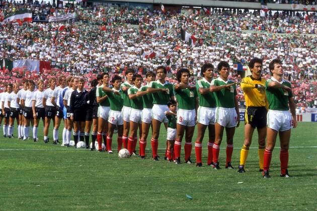 Nationalhymne im Länderspiel zwischen Mexiko (vorn) und BR Deutschland Fußball Länderspiel Herren WM 1986, Nationalteam, Nationaltrikot BRD, BR Deutschland - Mexiko 4:1 n.E. Totale Monterrey