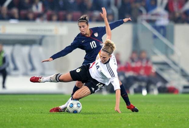 Kim Kulig (re, GER) gegen Carli Lloyd (li, USA) 