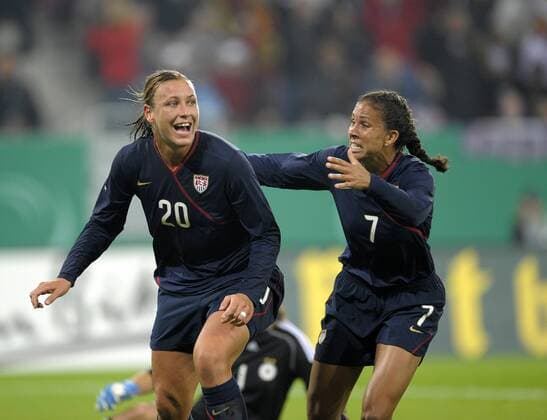 v.l. Abby Wambach (USA) und Shannon Boxx (USA) o0 Jubel Freude