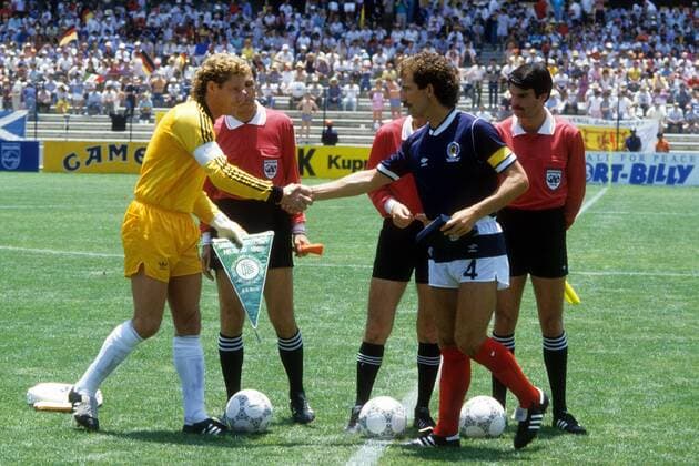 Torwart Harald Schumacher (BR Deutschland, li.) begrüßt Graeme Souness (Schottland) Fußball Länderspiel Herren WM 1986, Nationalteam, Nationaltrikot BRD - Schottland 2:1 Gruppe Queretaro