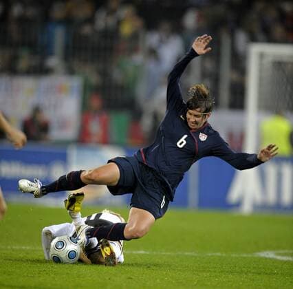 Amy LePeilbet (l,USA) gegen Anja Mittag (Deutschland). o0 Freundschaftsspiel Testspiel