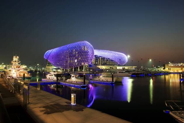 The Yas Marina Circuit, Abu Dhabi Grand Prix, Preparations. ( - ZUMAorl o0 Vereinigte Arabische Emirate Kurs, Strecke, Rennstrecke, Streckenabschnitt Abend Nacht Licht o0 Abend Nacht Licht Beleuchtung