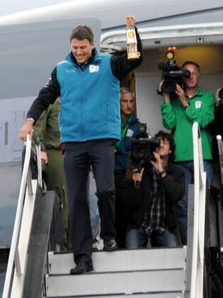 Gregor Robertson (front), mayor of host city Vancouver, carried the flame off the plane in a miner s lantern in Victoria, westernmost provincial capital of Canada -  o00 peole Politik