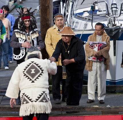 Chief Gibby Jacob (L) of the Squamish First Nation passes the Olympic Flame on to Chief Andy Thomas of the Esquimalt First Nation who will carry the Olympic Flame contained in a miners lantern to the British Columbia (BC) Legislature where it will light a 1.2-meter community celebration cauldron before the start of the 2010 Winter Olympic Torch Relay in Victoria -  VIC2009103037 o0 Häuptling, Indianer