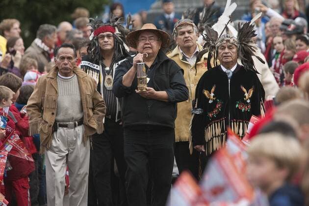 Chiefs Robert Sam (L) and Andy Thomas (C) and elder Tom Sampson (R) of the Songhees and Esquimalt First Nations carry the Olympic Flame contained in a miners lantern -  VIC2009103017 o0 Indianer, Häuptling
