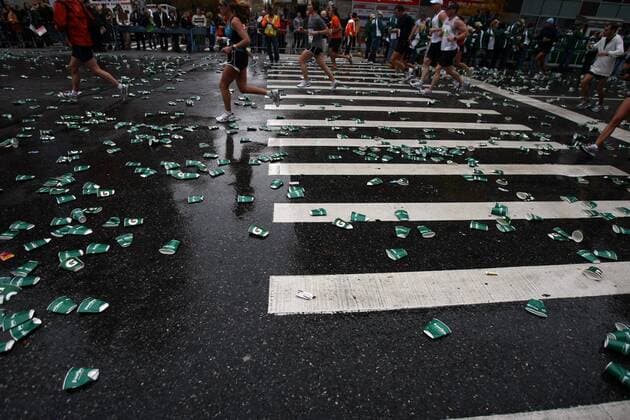 Unzählige Pappbecher säumen den Asphalt hinter einer Verpflegungsstation während des New York City Marathon 2009. - ZUMAd43 o00 Objekte Müll Abfall