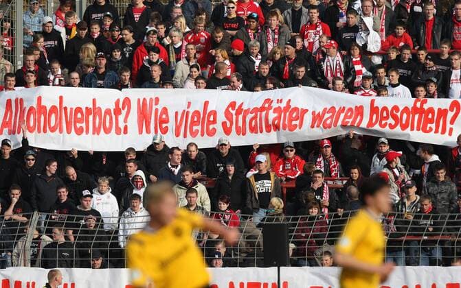 Hallescher FC - Protest der Halleschen Fans gegen das Alkoholverbot im Stadion nach Ausschreitungen in der letzten Zeit. Transparent Alkoholverbot? Wie viele Straftäter waren besoffen?