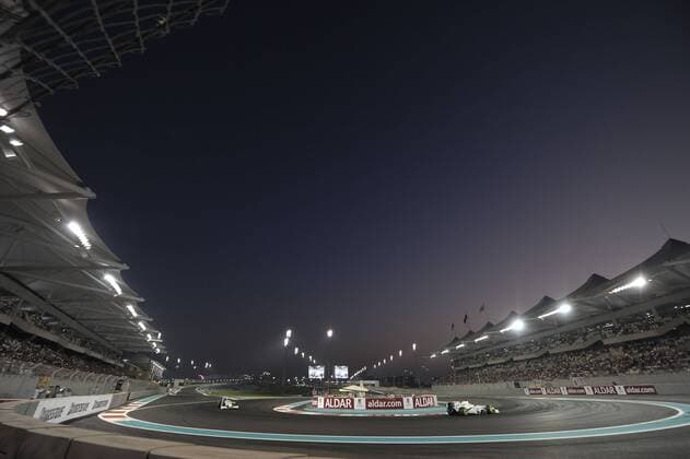Jenson Button (GBR,re.), Brawn GP F1 Team vor Rubens Barrichello (BRA), Brawn GP auf dem Yas Marina Circuit von Abu Dhabi o0 Kurs, Strecke, Rennstrecke, Streckenabschnitt Abend, abends, Nacht, nachts