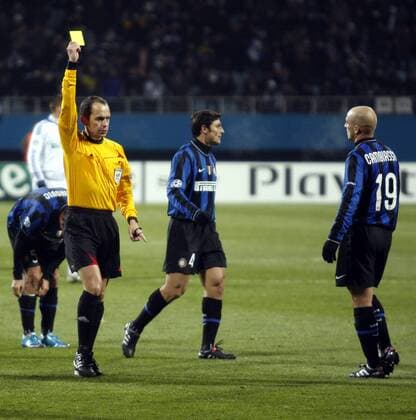 Schiedsrichter Bertrand Layec (Frankreich) zeigt gelb, Javier Zanetti (Mitte) und Esteban Cambiasso (beide Inter Mailand) enttÃ¤uscht  TASS_1055304