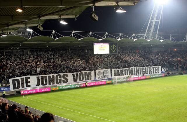 Fanchoreografie der Fans von SK Sturm Graz - Nord Tribüne der UPC Arena mit Fahnen  o0 Totale Fan, Fußballfan, Publikum, Fanblock Choreografie Fahne, Fanfahne, Fanfahnen Vereinsfarben