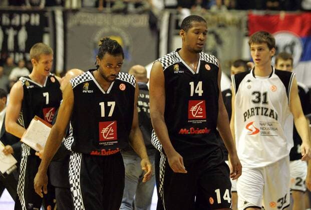 Anthony Dobbins (L) with Ludovic Vaty(2L) (Entente Orlenaise Loiret) and Branislav Djekic (r) (Partizan Belgrad) :  o0 Euro League EC 1 Orleans