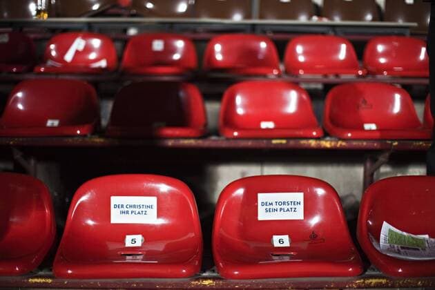 Fußball, Stadiongeschichte FC St. Pauli Der Christine ihr Platz, dem Torsten sein Platz - personalisierte Sitzschalen der alten Hauptribuene - FC St.Pauli o0 Stadion am Millerntor, Millerntorstadion, Detail