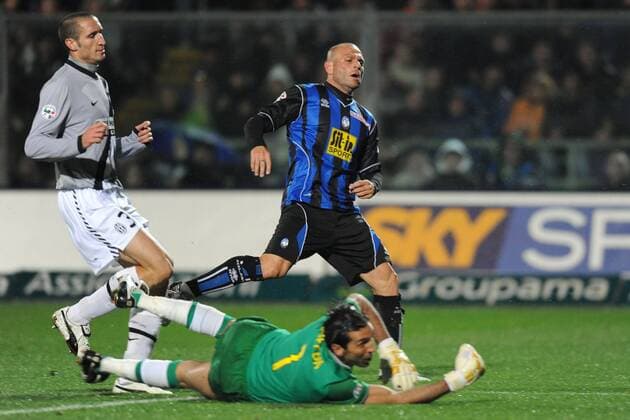 Simone Tiribocchi (Atalanta Bergamo, re.), Torwart Gianluigi Buffon, Giorgio Chiellini (Juventus Turin) 