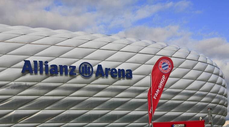 Die ALLIANZ ARENA in München - FC Bayern München o0 Schriftzug Name Sponsor, Werbepartner, Werbung, Wirtschaft o00 Stadion Totale