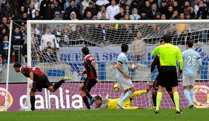 Thiago Silva (AC Mailand, li.) trifft gegen Torwart Fernando Muslera (Lazio Rom) - ANDREAXSTACCIOLI