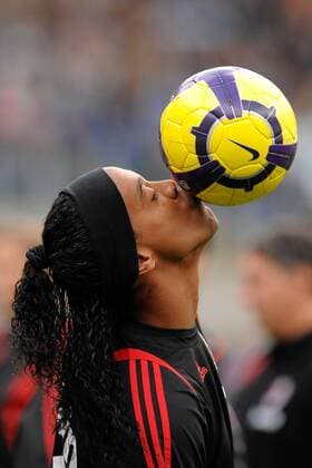 Ronaldinho (AC Mailand) balanciert einen Nike Ball auf seinen Lippen - ANDREAXSTACCIOLI o0 Equipment Ausrüster, Sportausrüster, Hersteller, Sportartikelhersteller Sportartikel Mund
