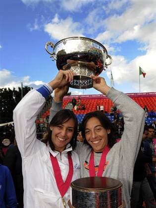 Flavia Pennetta (li.) und Francesca Schiavone (beide Italien) - FedCup Sieger 2009 o0 Finale Siegerehrung, Freude Jubel, Pokal Trophäe Objekte