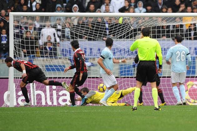 Thiago Silva (AC Mailand, li.) trifft gegen Torwart Fernando Muslera (Lazio Rom) -  o0 Tor Rom