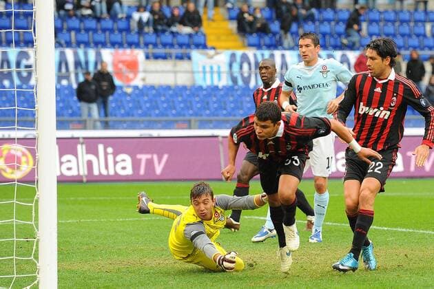 Thiago Silva (AC Mailand, Mitte) trifft gegen Torwart Fernando Muslera (Lazio Rom) -  o0 Tor Rom
