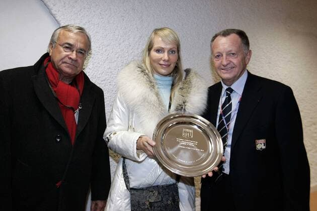 Margarita Louis Dreyfus (Witwe von Robert Louis Dreyfus) zwischen Präsident Jean Claude Dassier (beide Olympique Marseille, l.) und Präsident Jean Michel Aulas (Olympique Lyonnais) -  EddyLEMAISTRE o0 Funktionär Objekte Partnerin, Frau, Ehefrau