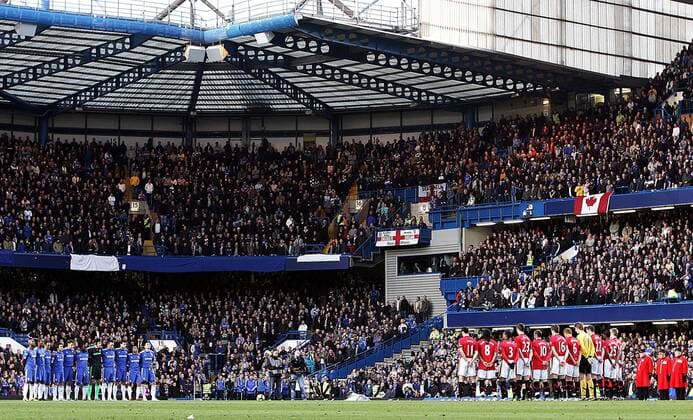 Schweigeminute im Stamford Bridge Stadion vor der Partie Chelsea FC London gegen Manchester United EDITORIAL USE ONLY. No use with unauthorised audio, video, data, fixture lists, club league logos or live services. Online in-match use limited to 120 images, no video emulation. No use in betting, games or single club league player publications. o0 Gedenkminute, Trauer, trauern Feiertag Mannschaftsvorstellung Fußballstadion Enttäuschung