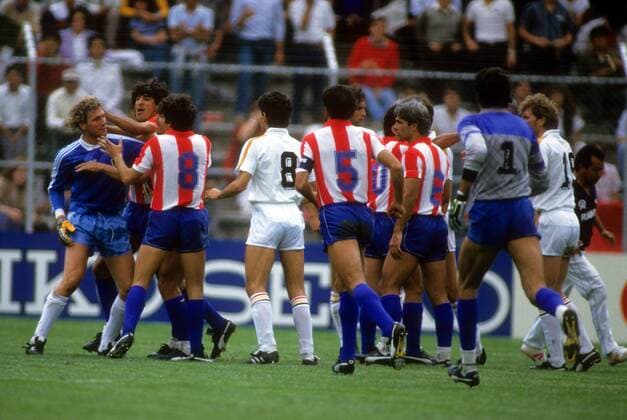Torwart Jean Marie Pfaff (Belgien, li.) gerät gleich mit drei Spielern aus Paraguay aneinander Fußball WM Herren WM 1986, Länderspiel, Nationalteam, Nationaltrikot, Paraguay - Belgien 2:2 Totale Toluca Spannung,