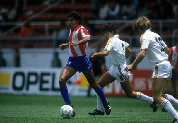 Roberto Cabanas (Paraguay, li.) gegen Enzo Scifo (Mitte) und Hugo Broos (beide Belgien) Fußball WM Herren WM 1986, Länderspiel, Nationalteam, Nationaltrikot, Paraguay - Belgien 2:2 Gruppe Toluca Dynamik,