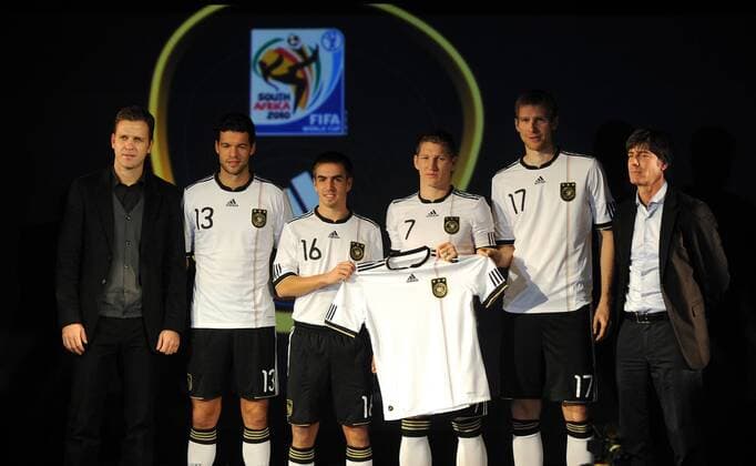 WM 2010 Adidas Trikotvorstellung: (v. li.) Teammanager Oliver Bierhoff , Michael Ballck , Philipp Lahm , Bastian Schweinsteiger , Per Mertesacker , Bundestrainer Joachim Löw (GER)  o0 Trainer Funktionär