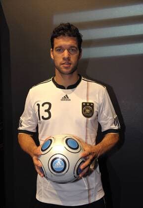 WM 2010 Adidas Trikotvorstellung: Michael Ballack (Deutschland) mit dem neuen Trikot und einem Ball. o0 Equipment Spielgerät Sportgerät
