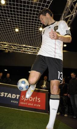 WM 2010 Adidas Trikotvorstellung: Michael Ballack (Deutschland) jongliert im neuen Trikot den Ball.