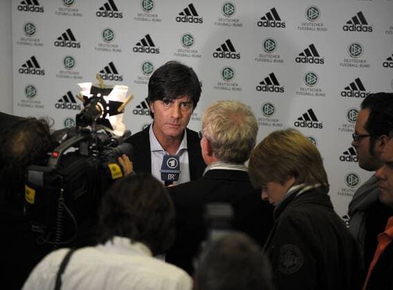 WM 2010 Adidas Trikotvorstellung: Bundestrainer Joachim Löw (Deutschland) nachdenklich beim Interview. o0 Trainer