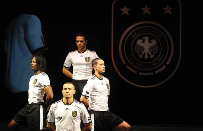 WM 2010 Adidas Trikotvorstellung: Präsentation des Trikots der deutschen Nationalmannschaft  o0 Ausrüster, Sportausrüster, Hersteller, Sportartikelhersteller, Sportartikel, o00 Logo Emblem DFB Verbandslogo Verbandsemblem