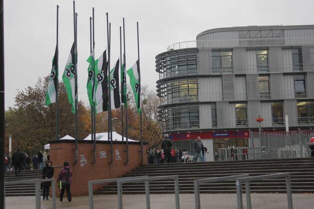 Ruhe vor der AWD Arena in Hannover - Trauer um den verstorbenen Torwart Robert Enke (GER Hannover 96) o0 Totale, Tod, tot, Anteilnahme, trauern, Sportstätte, Stadion, Totale o00 Suizid Fahnen Halbmast