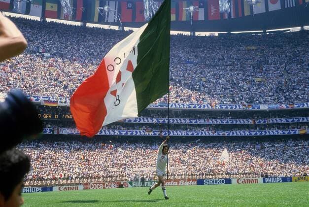Fahnenträger mit mexikanischer Nationalfahne vor dem Finale der WM 1986 in Mexiko Fußball WM Herren WM 1986, Länderspiel, Nationalteam, Totale Mexiko City