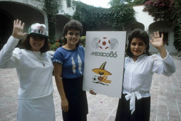 Mexikanische Hostessen zur WM 1986 in Mexiko mit Mexiko86 Schild und dem darauf abgebildeten Maskottchen Pique Fußball WM Herren WM 1986, Länderspiel, Nationalteam, Einzelbild Mexiko City Freude,