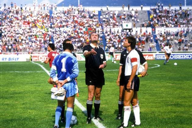 Seitenwahl WM 1986, v. li.: Torwart Bento (Portugal), FIFA Schiedsrichter Volker Roth (BR Deutschland) und Bryan Robson (England) Fußball WM Herren WM 1986, Länderspiel, Nationalteam, Nationaltrikot, Portugal - England 1:0 Gruppe Monterrey