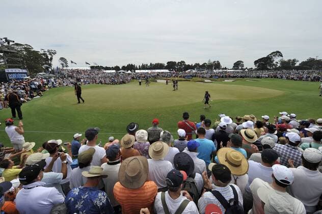 Nov 12, 2009 - Melbourne, Australia - The gathered crowd welcomes the group of Tiger Woods, Rod Pampling and Craig Parry during the Australian Masters at Kingston Heath Golf Club - ZUMAmm5 o0 Totale, Sportstätte, Australien, Eldrick