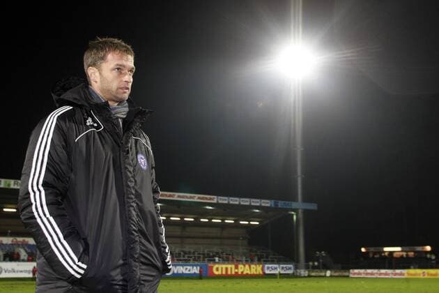 KSV Holstein Kiel: Trainer Christian WÃ¼ck xHOCHxZWEIx xPhilippxSzyzaxo00 gegenlicht