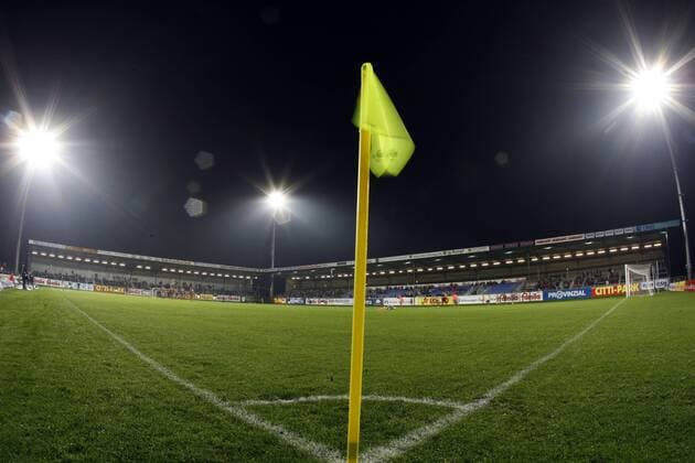 Eckfahne im Holstein Stadion, HeimspielstÃ¤tte des KSV Holstein Kiel xHOCHxZWEIx xPhilippxSzyzaxo0 Fahne Ecke Eckpunkt FuÃŸballstadion o0 Platzperspektive