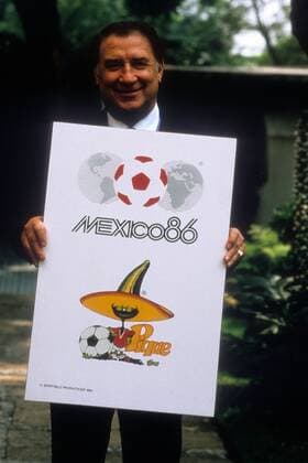 Guillermo Canedo (Mexiko OK Präsident WM 1986) hält das WM Plakat mit Schriftzug Mexiko86 und Maskottchen Pique Fußball WM Herren WM 1986, Nationalteam Einzelbild Aufnahmedatum geschätzt Freude,