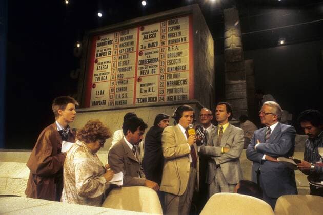Teamchef Franz Beckenbauer (3. v. re.) und DFB Präsident Hermann Neuberger (2. v. re., beide BR Deutschland) nach der Auslosung in Mexio City zur WM 1986 im Interview Fußball WM Herren Auslosung 1985 WM 1986, Gruppenauslosung, Gruppe Mexiko City