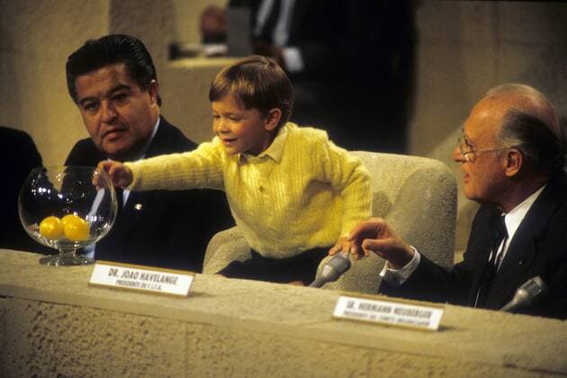Der 5 jährige Luis Javier Barroso Canedo (Mitte), Enkel von Guillermo Canedo (OK Präsident WM 1986, Mexiko), hilft bei der Auslosung zur WM 1986 in Mexiko City, re. FIFA Präsident Joao Havelange (Brasilien) Fußball WM Herren Auslosung 1985 WM 1986, Gruppenauslosung, Gruppe Mexiko City