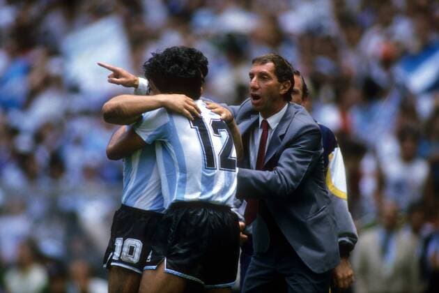 Torjubel Argentinien, v. li.: Diego Armando Maradona, Hector Enrique und Nationaltrainer Dr. Carlos Bilardo Fußball WM Herren WM Finale 1986, Länderspiel, Nationalteam, Nationaltrikot Gruppe Mexiko City Freude, Begeisterung,