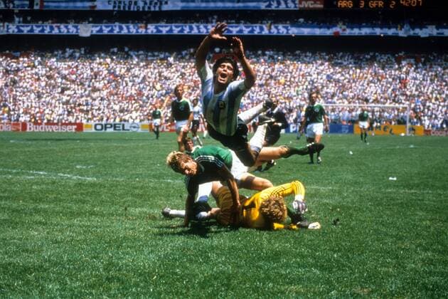 Diego Armando Maradona (Argentinien, ob.) und Karlheinz Förster fallen über Torwart Harald Schumacher (beide BR Deutschland) Fußball WM Herren WM Finale 1986, Länderspiel, Nationalteam, Nationaltrikot, Argentinien - BRD 3:2 Gruppe Mexiko City Dynamik, Kampf,