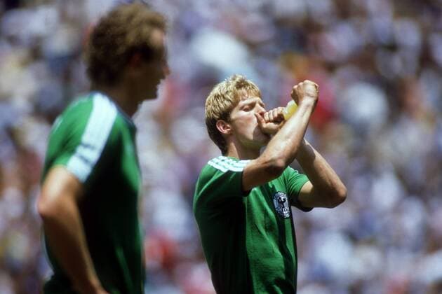 Karlheinz Förster (BR Deutschland) erfrischt sich Fußball WM Herren WM Finale 1986, Länderspiel, Nationalteam, Nationaltrikot Gruppe Mexiko City