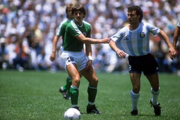 Klaus Allofs (BR Deutschland, li.) gegen Jose Cuciuffo (Argentinien) Fußball WM Herren WM Finale 1986, Länderspiel, Nationalteam, Nationaltrikot, Argentinien - BRD 3:2 Gruppe Mexiko City