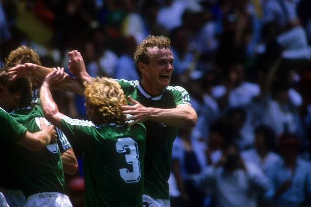 Torjubel BR Deutschland mit Hans Peter Briegel (re.) und Andreas Brehme (2. v. re.) Fußball WM Herren WM Finale 1986, Länderspiel, Nationalteam, Nationaltrikot, Gruppe Mexiko City Glück, Freude, Begeisterung,