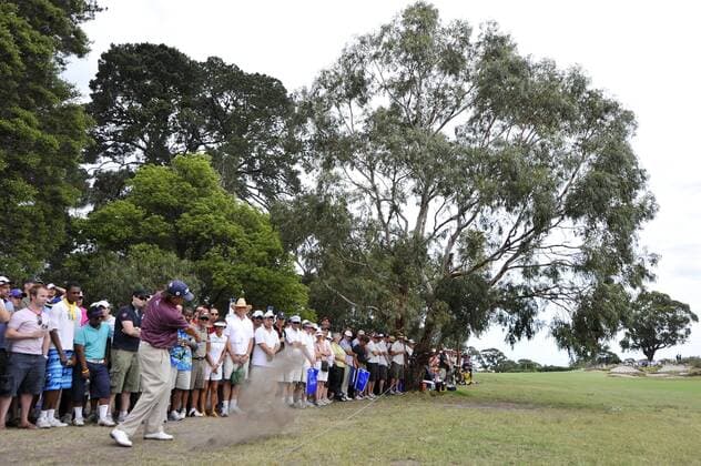 JAMES DUFNER (Australia) negotiats trees and crowd on 14 during round 3 of the Australian Masters 2009 at Kingston Heath Golf Club - - ZUMAmm5 o0 Totale Fans o00 Zuschauer